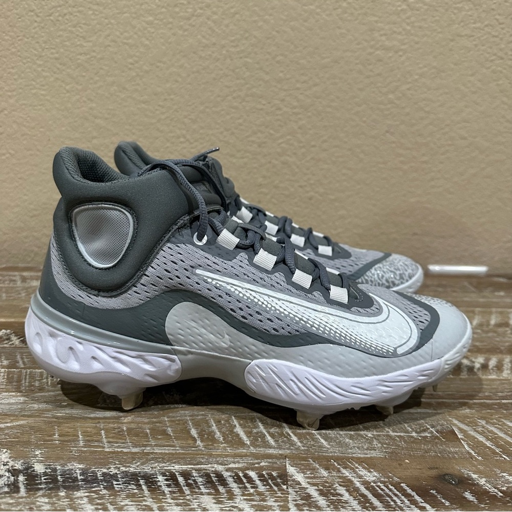 Nike Alpha Huarache Elite 4 Mid “Wolf Grey” Baseball Cleats.
- Size 10 Men.